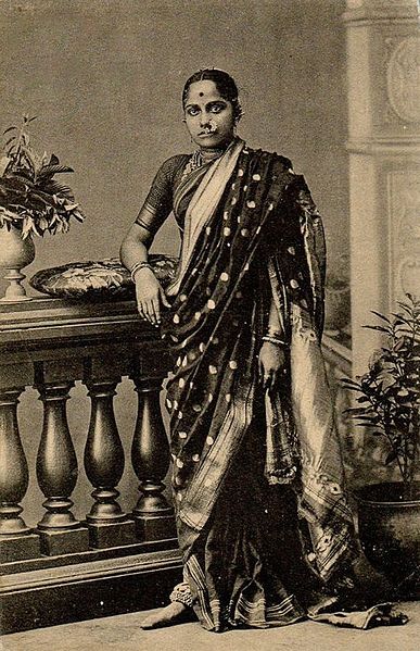 Vintage photograph of a Marathi woman wearing Paithani 